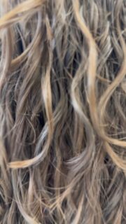 Auch eine Dauerhafte Umformung am langen Haar ist möglich. Dabei zu beachten ist, dass man bei der Heimpflege den Haare geeignete Produkte für gelocktes Haar schenkt und sanft mit seinen Haaren umgeht.
Curl by Michelle
#dauerwelle #dauerhafteumformung #vorhernachher