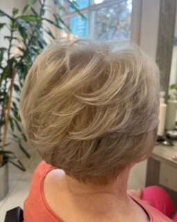 Wusstet ihr schon, dass man auch ohne Blondierung ein sehr helles Farbergebnis erzielen kann?
Das hier wurde nur mit einer Hellerfärbung erzielt. Ein schönes Ergebnis oder?
Made by Birgit
#hellerfärbung #blond #ergebnis #lightblondehair #blondehair