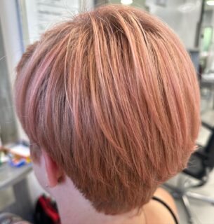 Ein wunderschönes Ergebnis zur Wochenmitte in einem Peachton

Made by Nicole 

#peach #peachhair #summervibes #haircolorist #haircolor #ergebnis
